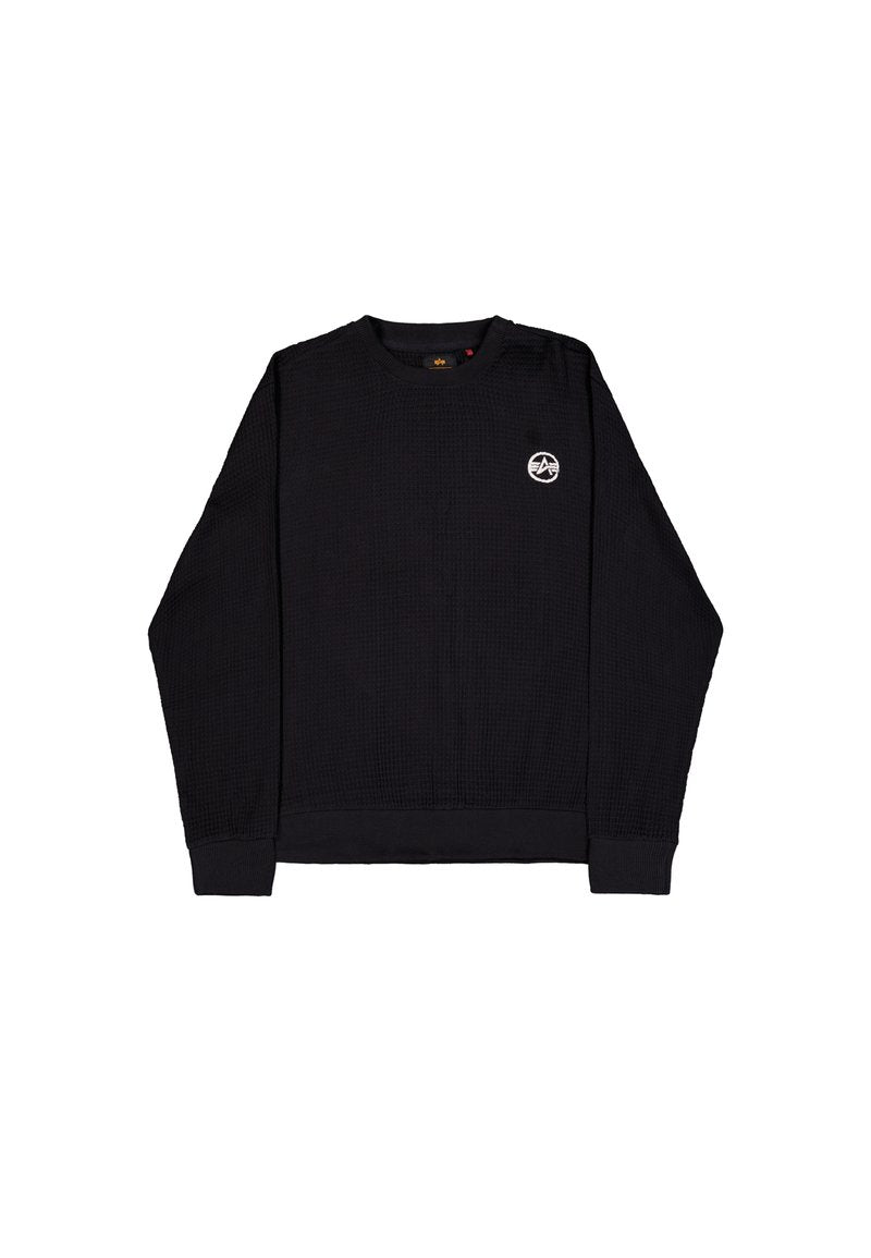 Schwarzer Langarm-Pullover aus Waffelstrick mit Rundhalsausschnitt, kleinem weißen runden Logo auf der linken Brust sowie gerippten Bündchen und Saum.