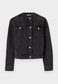 Schwarze Jeansjacke mit Kragen, zentralem Knopfverschluss, zwei Brusttaschen und langen Ärmeln. Ausgestattet mit silberfarbenen Beschlägen und einem cropped Design.