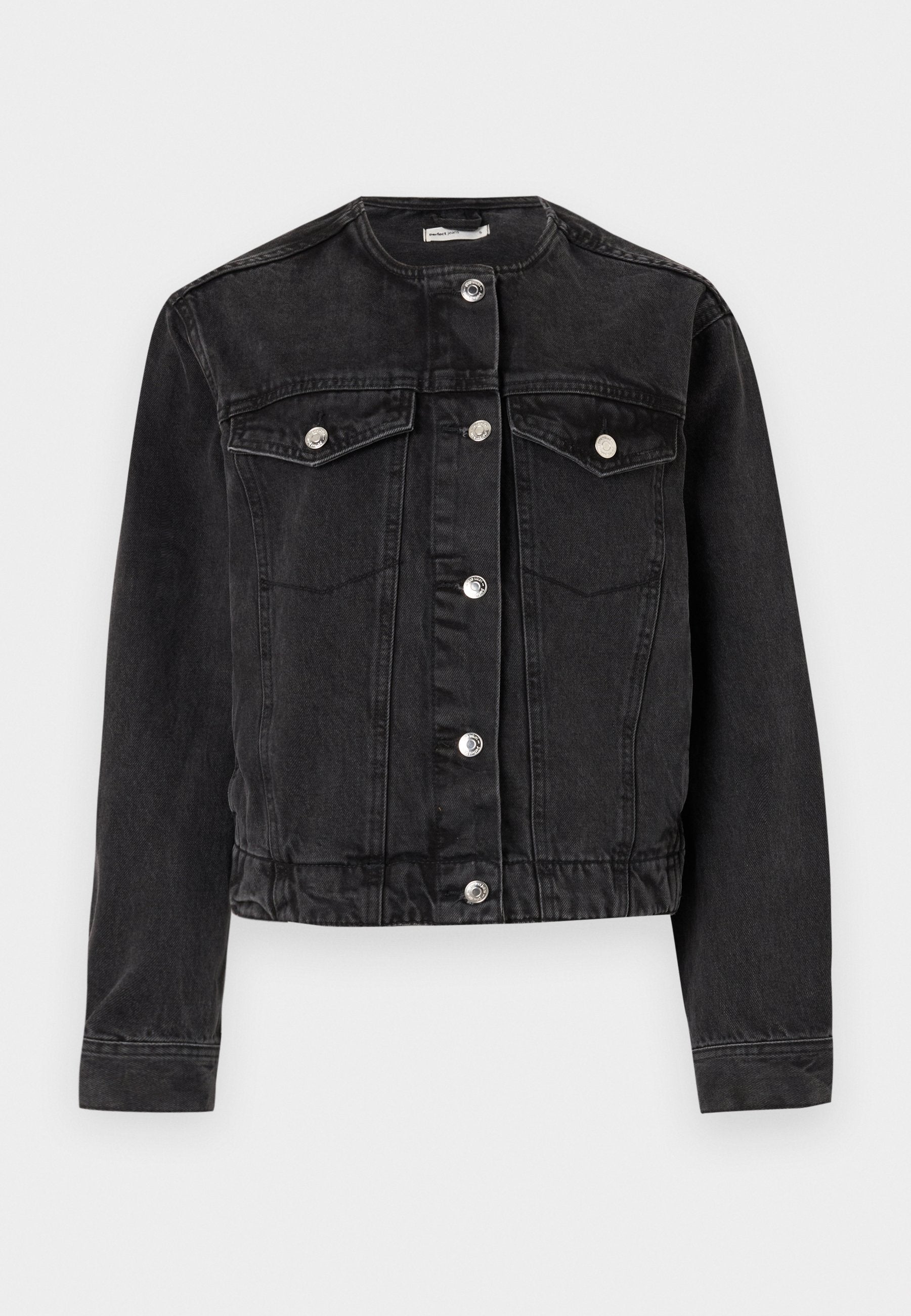 Schwarze Jeansjacke mit Kragen, zentralem Knopfverschluss, zwei Brusttaschen und langen Ärmeln. Ausgestattet mit silberfarbenen Beschlägen und einem cropped Design.