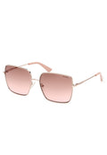 Quadratische Sonnenbrillen mit verlaufenden pinken Gläsern, metallic rose-gold Rahmen und hellpinkem Bügel. Mit dem Markennamen "GUESS" an der Seite.