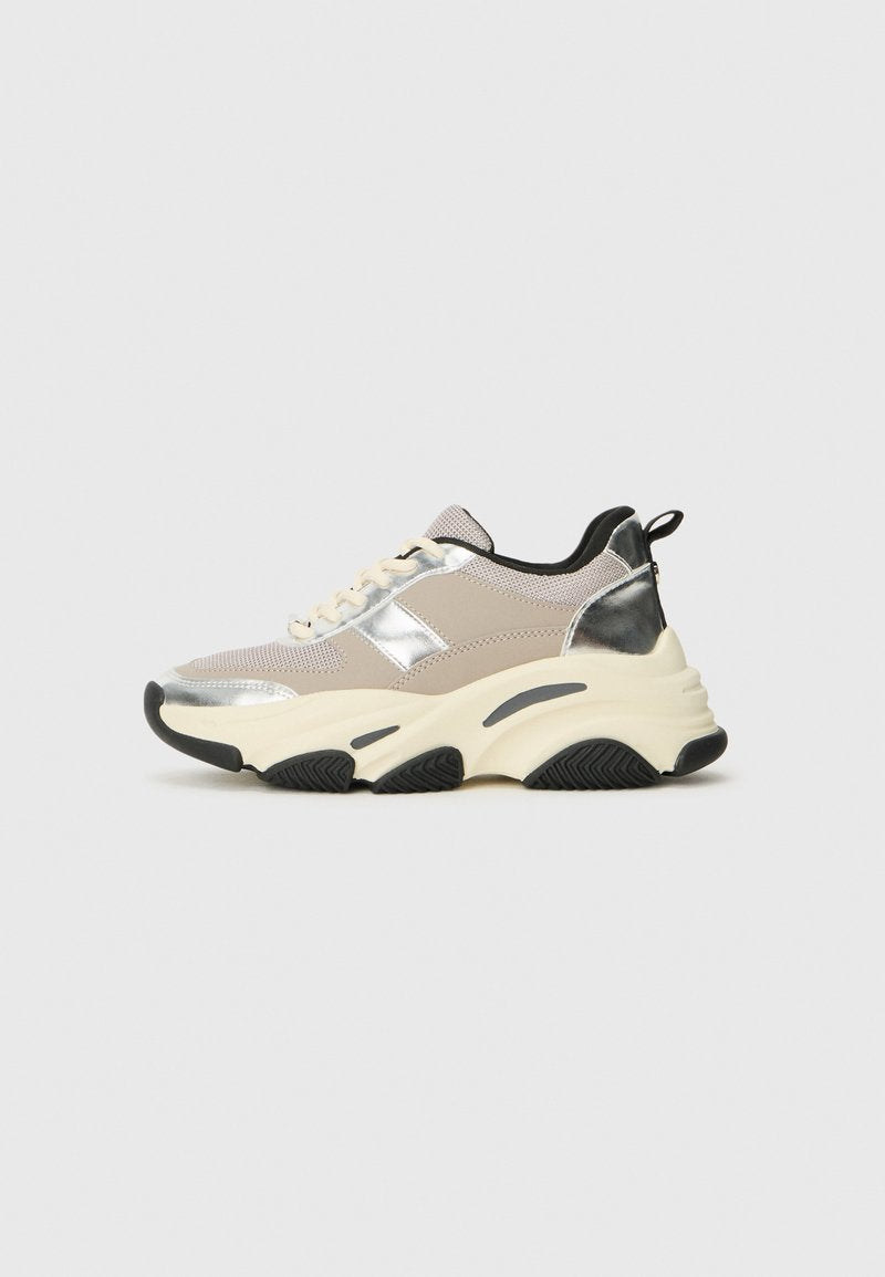 Chunky Sneaker in Beige und Silber mit einer strukturierten Oberseite, dicker Sohle und einem schwarzen Akzent hinten. Ideal für den Freizeitlook.