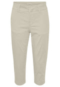 Beige Chino-Hosen aus glattem Stoff mit klassischem Schnitt. Verfügt über Seitentaschen und einen Bund mit Gürtelschlaufen für eine Anpassungsmöglichkeit.