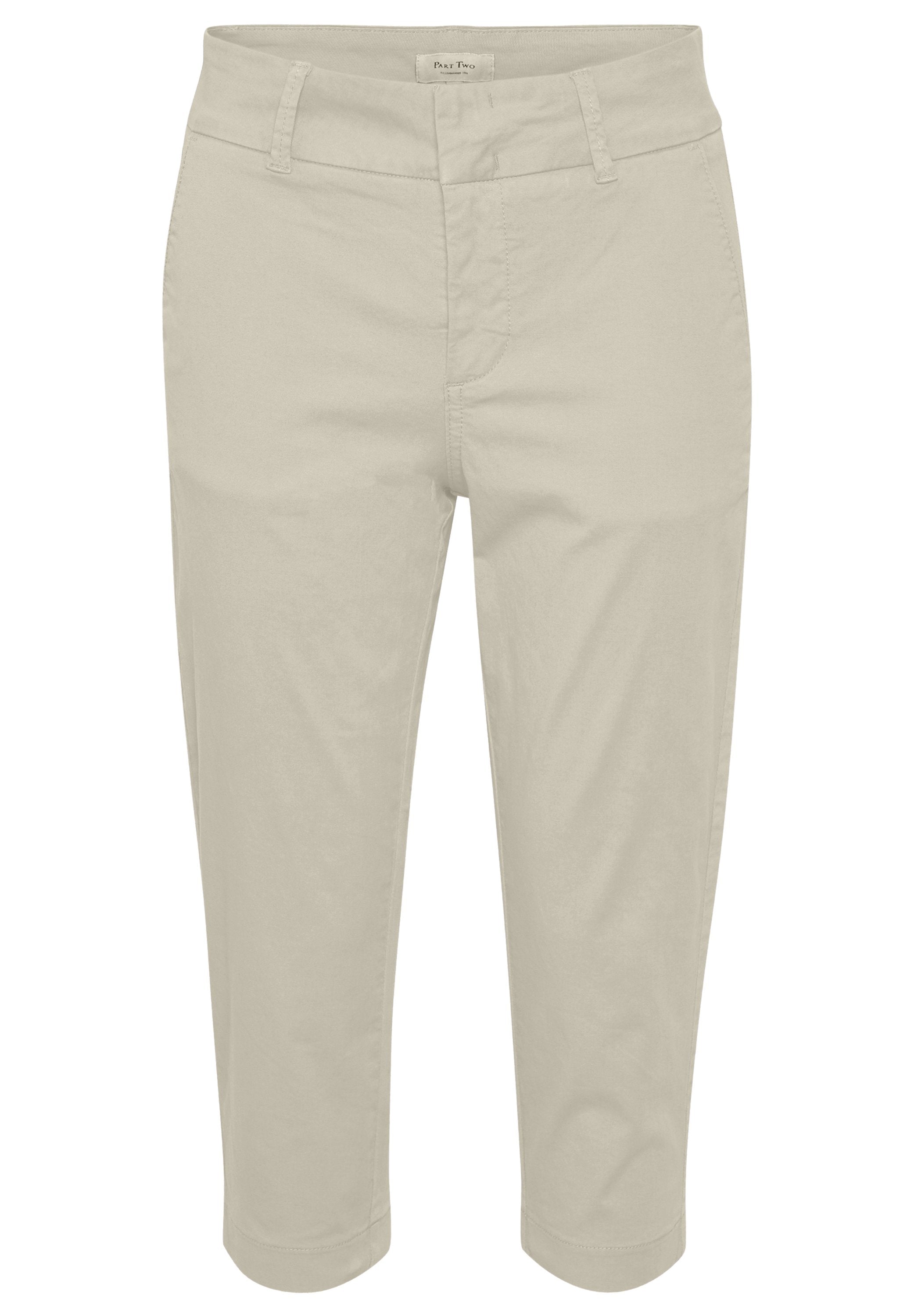Beige Chino-Hosen aus glattem Stoff mit klassischem Schnitt. Verfügt über Seitentaschen und einen Bund mit Gürtelschlaufen für eine Anpassungsmöglichkeit.