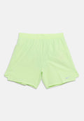 Hellgrüne Sportshorts mit elastischem Bund, Seitentaschen und kleinem grauen Nike-Logo am unteren rechten Bein, flach auf weißem Hintergrund gelegt.