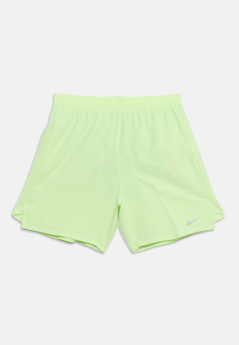 Hellgrüne Sportshorts mit elastischem Bund, Seitentaschen und kleinem grauen Nike-Logo am unteren rechten Bein, flach auf weißem Hintergrund gelegt.