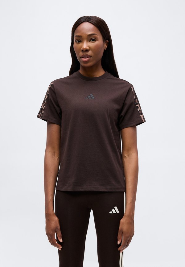 adidas Sportswear SEASONAL ESSENTIALS ANIMAL 3 STRIPES - Print T-shirt - aurora coffee/multicolor/preloved brown