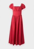 Rotes, bodenlanges Kleid mit gepufften kurzen Ärmeln, quadratischem Ausschnitt, tailliertem Oberteil und gerafftem Rock.
