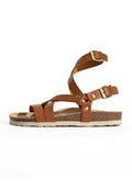 Braune Leder-Sandalen mit überkreuzten Riemen, verstellbaren Schnallen, Korkfußbett und leichtem Gummisohle. Flaches Design, minimalistische Akzente.