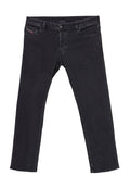 Schwarze Denim-Jeans im Slim-Fit-Schnitt, mit Knopf- und Reißverschluss, Vorder- und Hintertaschen sowie Gürtelschlaufen, flach auf einem weißen Hintergrund ausgelegt.