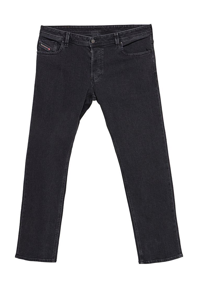 Schwarze Denim-Jeans im Slim-Fit-Schnitt, mit Knopf- und Reißverschluss, Vorder- und Hintertaschen sowie Gürtelschlaufen, flach auf einem weißen Hintergrund ausgelegt.