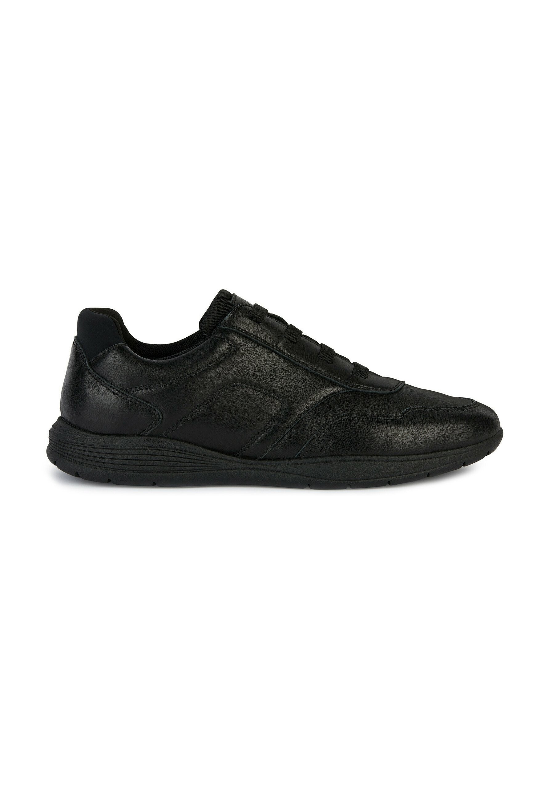 Schwarze Leder-Sneaker mit glatter Textur, runder Zehenpartie, elastischen Schnürsenkeln und gepolsterter Sohle. Details an den Seitenpaneelen schaffen dezente Designelemente.