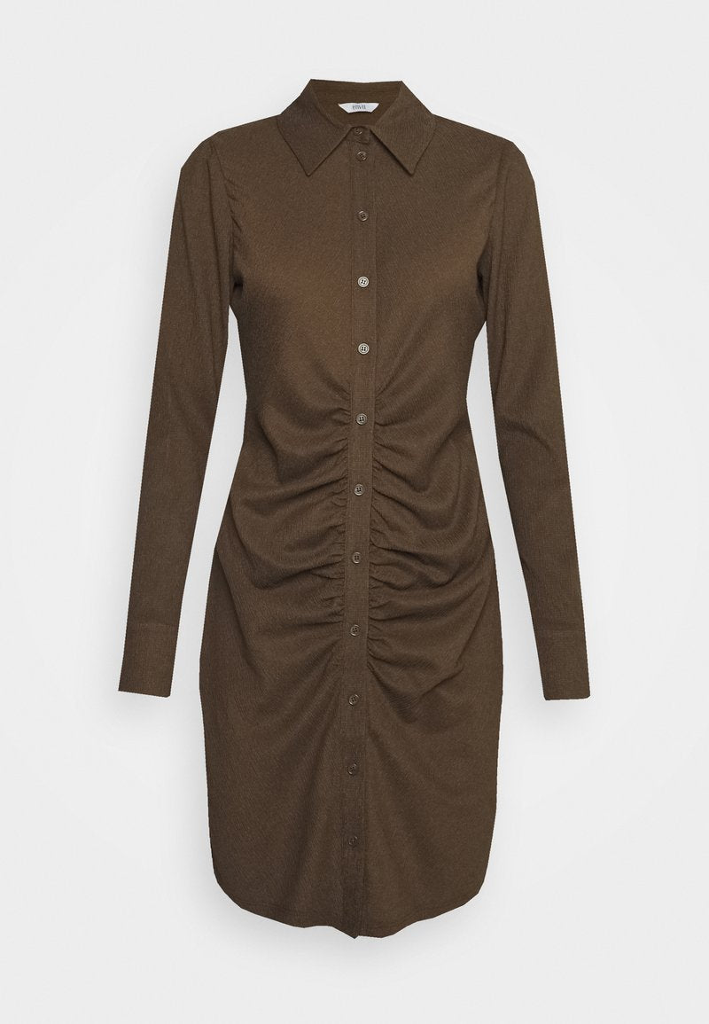 Braunes, langärmliges Hemdkleid mit durchgehender Knopfleiste, das seitliche Raffung und einen klassischen Kragen aufweist. Glatte Textur.