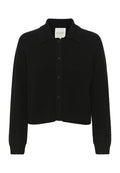 Schwarze Strickjacke mit Kragen, Knopfverschluss vorne und Rippdetails an den Manschetten und dem Saum. Strukturierter Stoff mit cropped Passform.