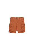 Cargo-Shorts in rostfarbener Ausführung mit hochgekrempelten Säumen, Fronttaschen, Gürtelschlaufen und Klapptaschen an beiden Oberschenkeln.