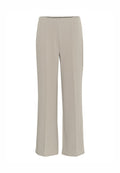 Helle Beige Hosen mit geradem Bein, ausgestattet mit flachem Frontdesign und dezenten Falten. Hergestellt aus einem glatten Stoff mit einer weichen Textur.