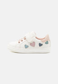 Weiße Leder-Sneaker mit einem pinken Akzent, ausgestattet mit bunten Herzapplikationen in Blau und Pink an der Seite. Verstellbarer Riemenverschluss.