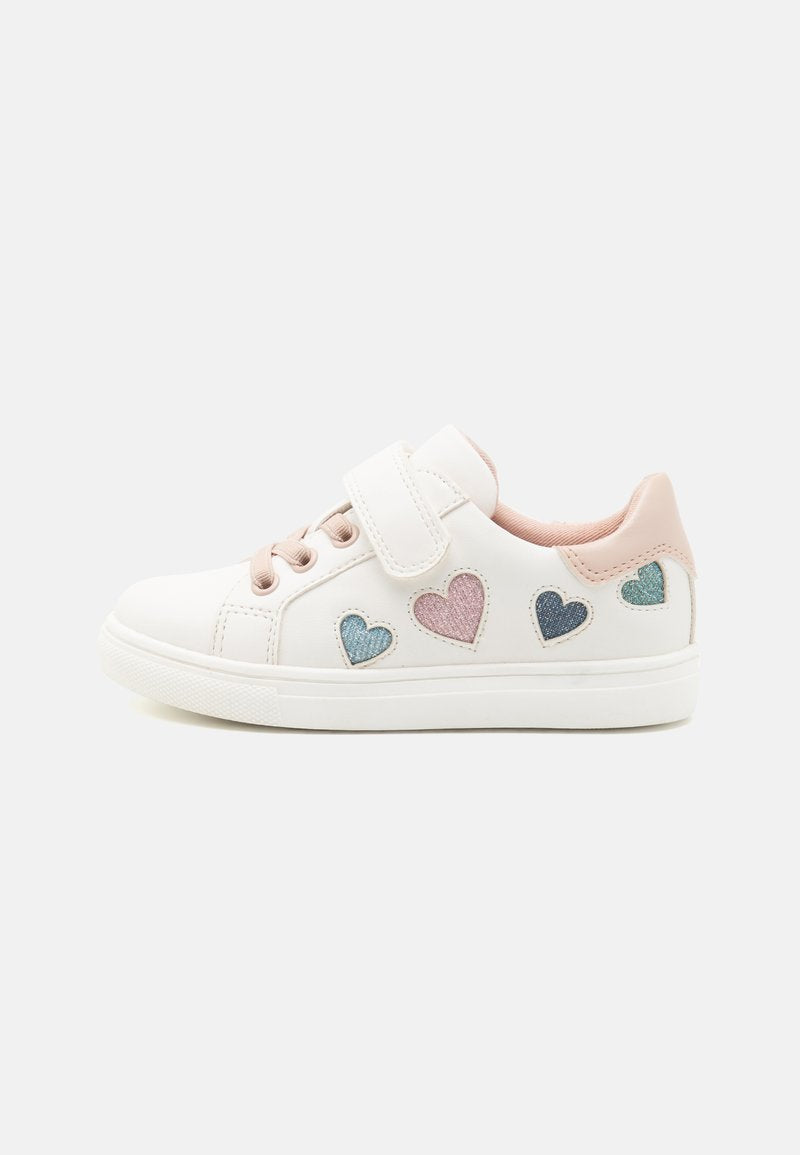Weiße Leder-Sneaker mit einem pinken Akzent, ausgestattet mit bunten Herzapplikationen in Blau und Pink an der Seite. Verstellbarer Riemenverschluss.