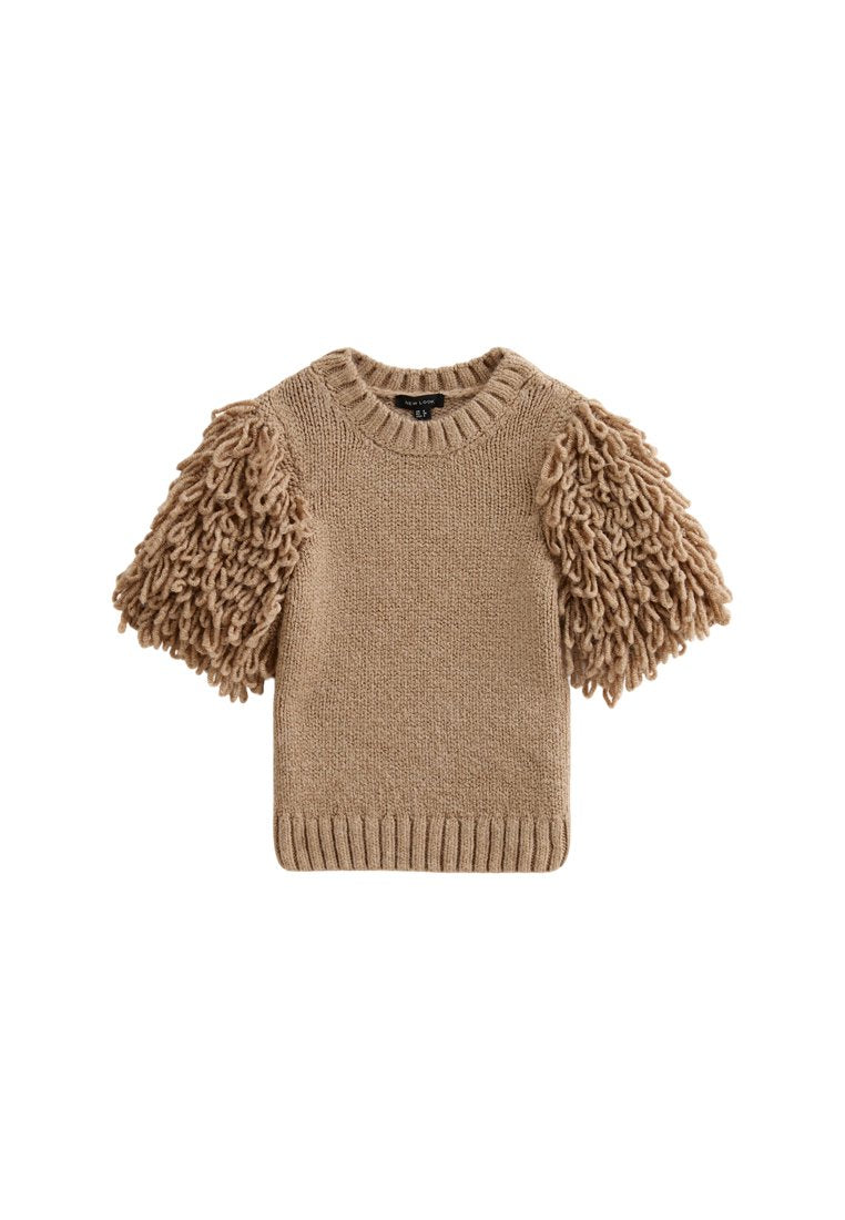 Beiger, gestrickter Pullover mit kurzen Ärmeln, der eine grob strukturierte Maschenoptik an den Ärmeln sowie einen gerippten Halsausschnitt und Saum aufweist.