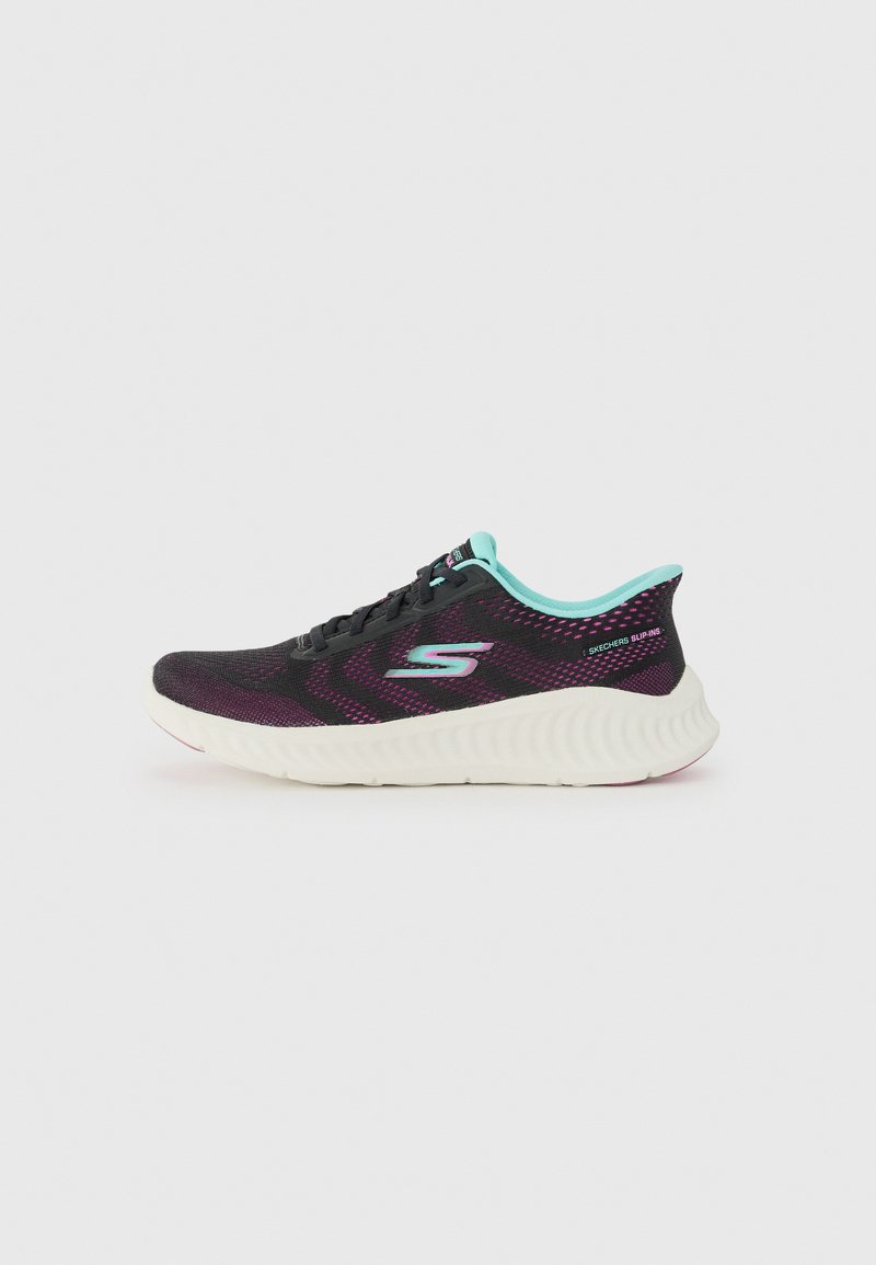 Schwarzer und lila gestrickter Sportschuh mit strukturiertem Obermaterial, weißer gepolsterter Sohle und mintgrünen Akzenten an der Ferse und den Schnürsenkeln.