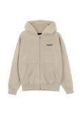 Beige Zip-Up-Hoodie aus weichem Stoff, mit einer großen Kapuze, Fronttaschen und einem dezenten Logo auf der linken Brustseite.