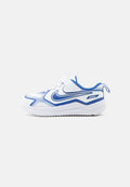 Weißer und blauer Kinderschuh zum Laufen mit Klettverschluss, Nike-Logo an der Seite und gepolsterter Sohle vor einfarbigem Hintergrund.