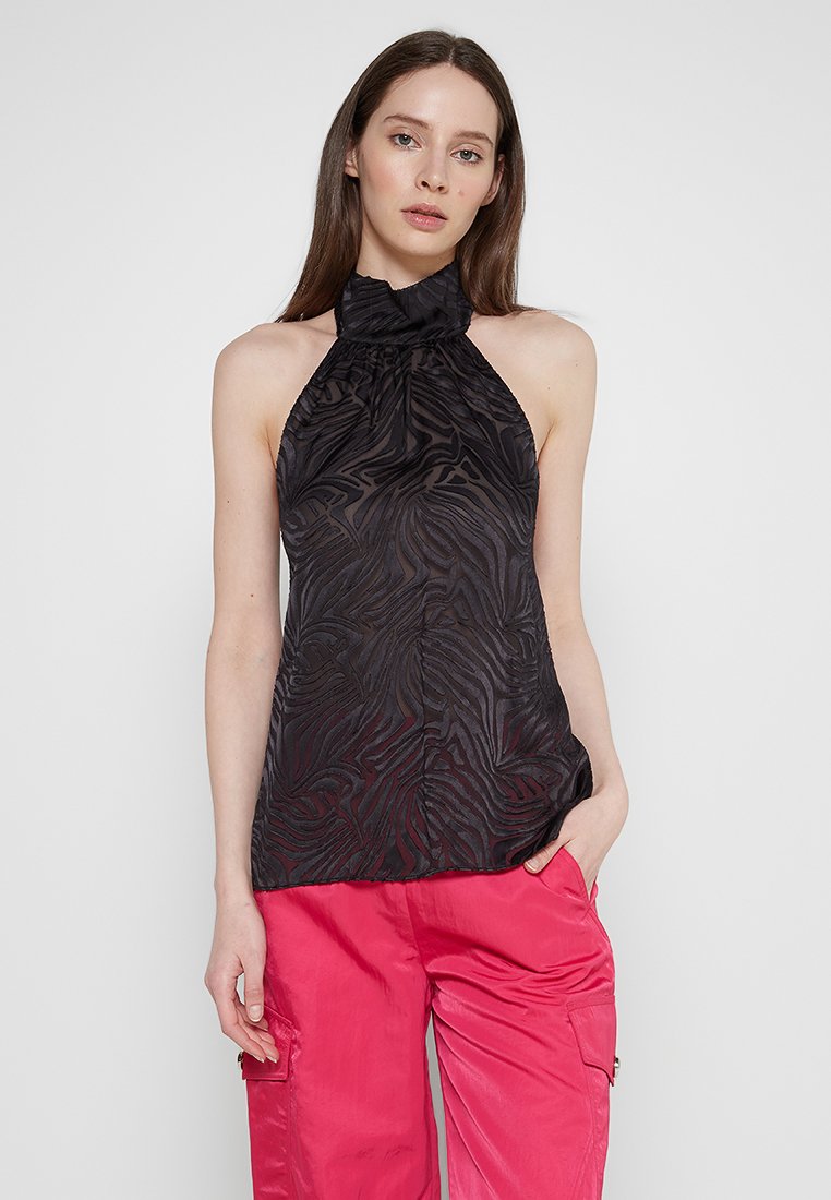 Schwarzes Halterneck-Top mit dezentem Zebra-Muster, aus leichtem Stoff gefertigt. Es hat einen gerafften Ausschnitt und eine taillierte Silhouette.