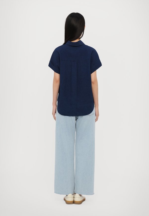 CLOSED SLEEVELESS SHIRT