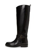 Schwarze knöchelhohe Reiterstiefel aus Leder mit einem niedrigen Absatz und einem dekorativen Riemen mit einer Messingschnalle um den Knöchel.