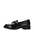 Schwarze Lackleder-Slipper mit runder Zehenform, dekorativem Riemen und goldenen Akzenten. Flacher Absatz und dezente Nähdetails.