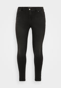 Schwarze Skinny-Jeans mit einer glatten Textur, ausgestattet mit einem klassischen Fünf-Taschen-Design, metallischem Knopfverschluss und dezentem Verblassen des Stoffs.