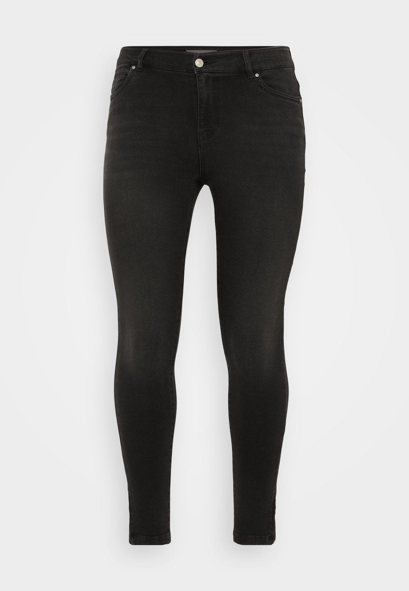 Schwarze Skinny-Jeans mit einer glatten Textur, ausgestattet mit einem klassischen Fünf-Taschen-Design, metallischem Knopfverschluss und dezentem Verblassen des Stoffs.