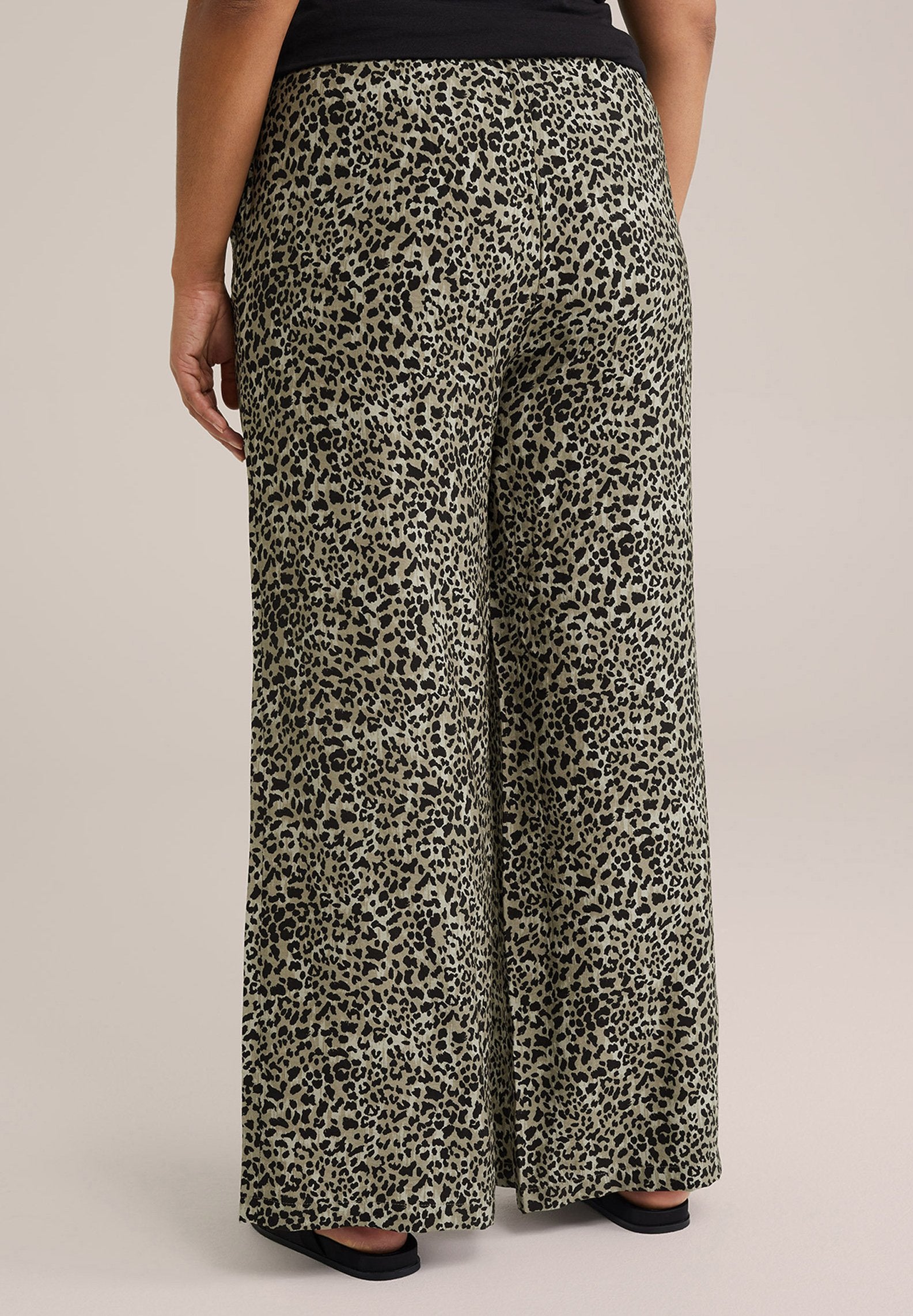WE Fashion CURVE