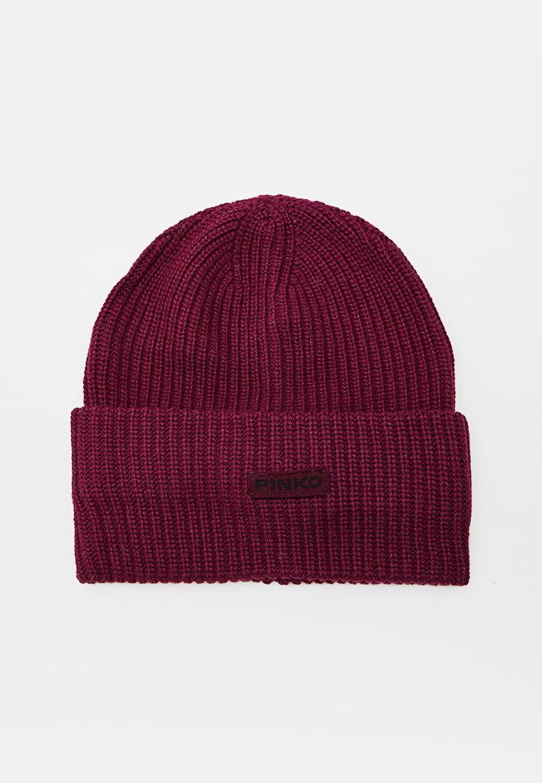 Dunkelroter, gerippter Strick-Beanie mit umgeschlagenem Umschlag und kleinem rechteckigem Logo-Patch mit der Aufschrift "PINKO" in der vorderen Mitte.