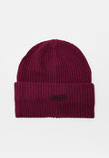 Dunkelroter, gerippter Strick-Beanie mit umgeschlagenem Umschlag und kleinem rechteckigem Logo-Patch mit der Aufschrift "PINKO" in der vorderen Mitte.
