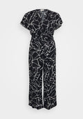 Schwarzer Jumpsuit mit einem weißen abstrakten Linienmuster, kurzen Ärmeln, V-Ausschnitt, tailliertem Bund und weit geschnittenen Beinen aus leichtem Stoff.
