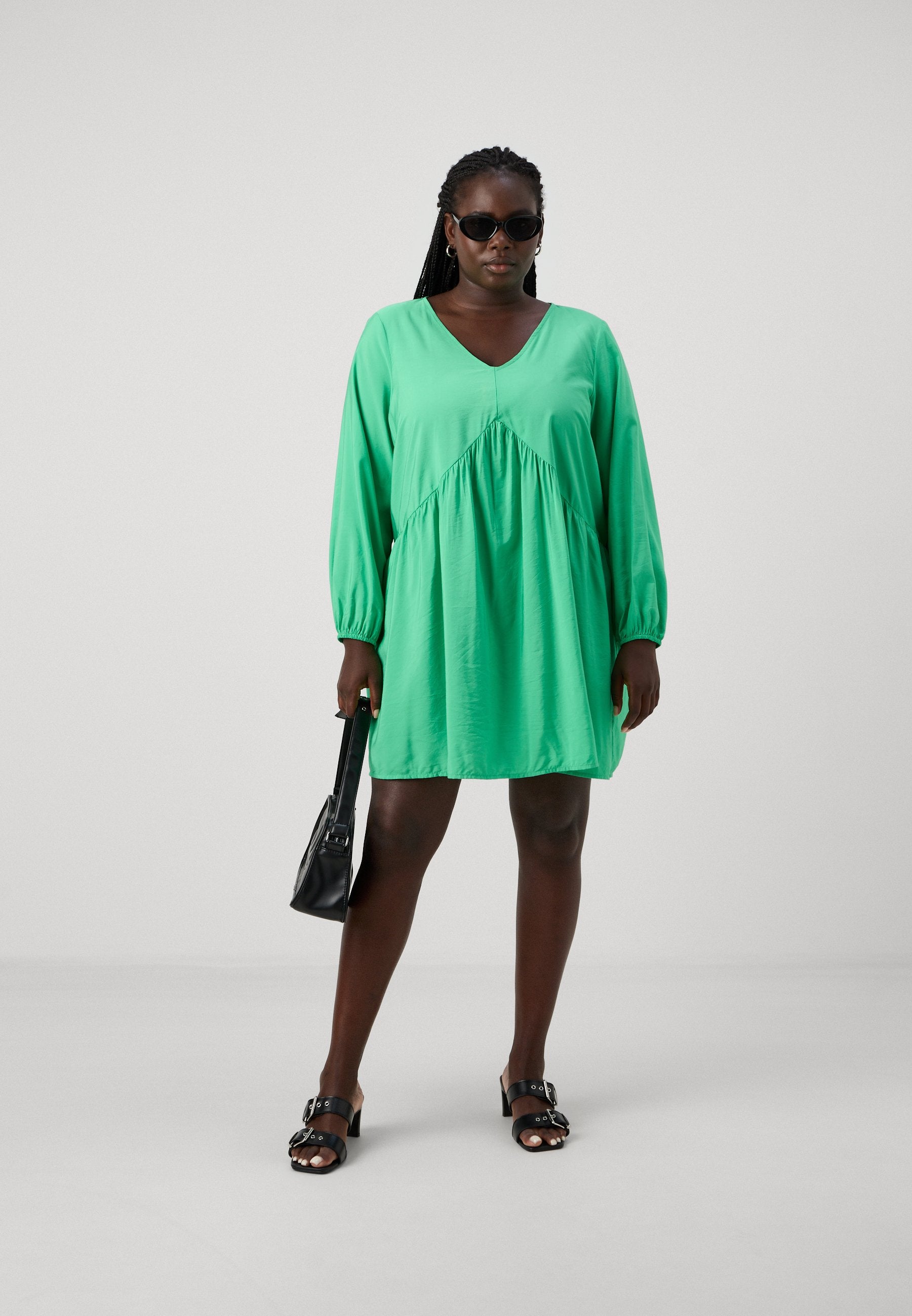 CARKADERA V NECK KNEE DRESS Media 2