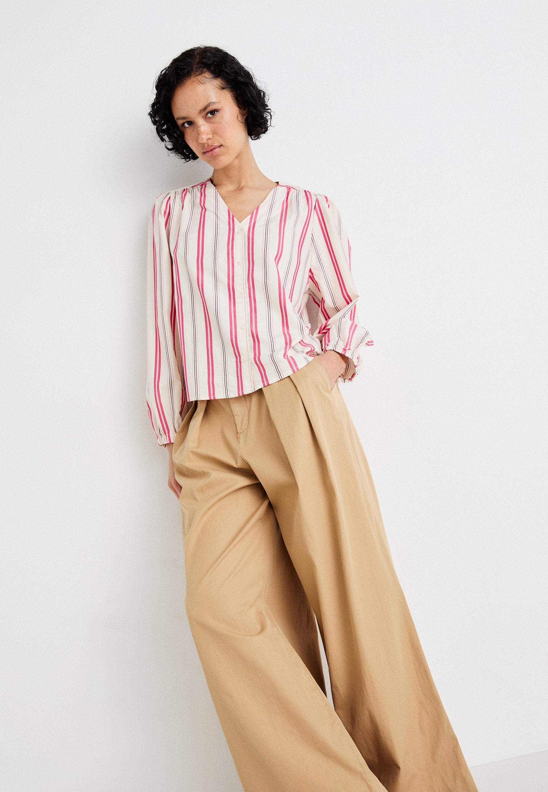 GAP WIDE LEG