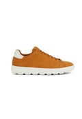 Braune Wildledersneaker mit weißer Gummisohle, runder Zehenform, Schnürdesign und kontrastierendem weißen Fersenakzent.
