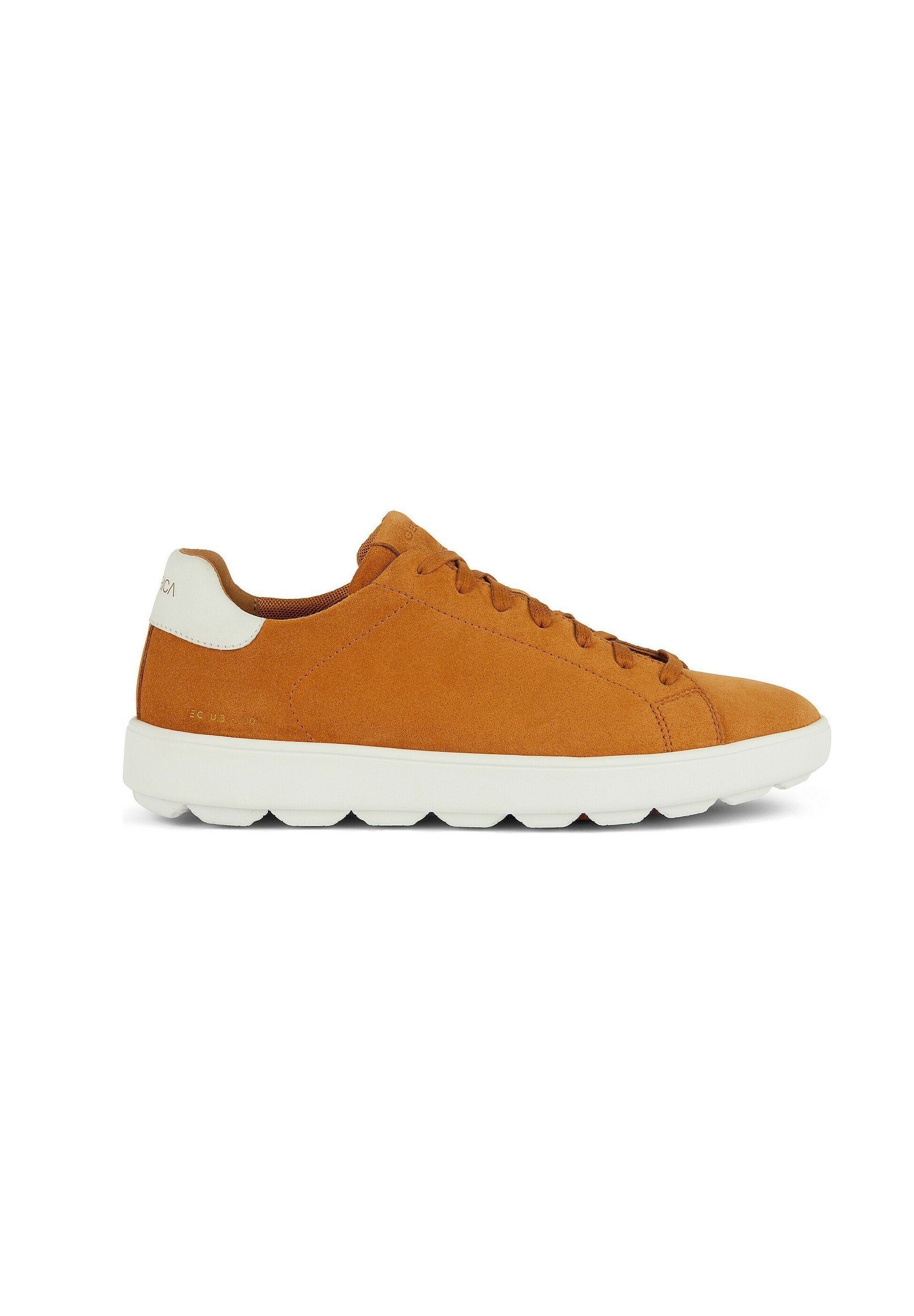 Braune Wildledersneaker mit weißer Gummisohle, runder Zehenform, Schnürdesign und kontrastierendem weißen Fersenakzent.