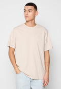 Beige Rundhals-T-Shirt aus Baumwolle, mit kurzen Ärmeln und einem bedruckten runden Logo auf der linken Brust. Glatte Textur, lässige Passform.