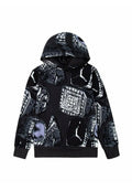 Schwarzer Kapuzenpullover mit einem grafischen Muster aus silbernen und grauen Rautenformen, einschließlich Sportlogos. Hergestellt aus weichem Stoff und mit einer Kängurutasche.