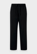 Schwarze, locker sitzende Hose mit elastischem Bund und verstellbarem Kordelzug. Glatte Textur, gerader Schnitt und keine sichtbaren Muster oder Beschläge.
