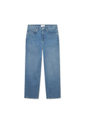 Hellblaue Jeans aus Denim mit geradem Bein, fünf Taschen und einem Knopfverschluss. Verfügt über sichtbare Nähte und einen sauberen Abschluss.