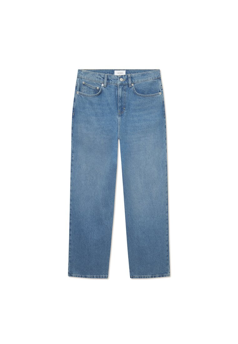 Hellblaue Jeans aus Denim mit geradem Bein, fünf Taschen und einem Knopfverschluss. Verfügt über sichtbare Nähte und einen sauberen Abschluss.