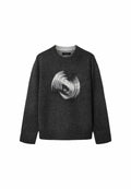 Dunkelgrauer Pullover mit Rundhalsausschnitt und langen Ärmeln, vorne mit einem verschwommenen kreisförmigen "ALLSAINTS"-Logo-Design.