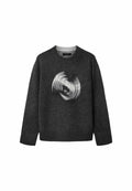Dunkelgrauer Pullover mit Rundhalsausschnitt und langen Ärmeln, vorne mit einem verschwommenen kreisförmigen "ALLSAINTS"-Logo-Design.