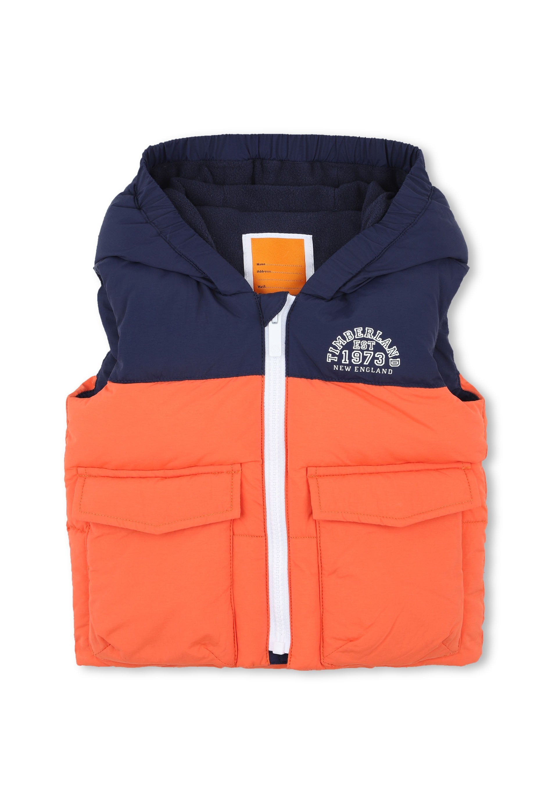 Farbenblockierte Weste mit einem navyblauen Oberteil und einem leuchtend orangen Unterteil. Verfügt über einen Reißverschluss, zwei Fronttaschen und eine Kapuze. Aus weichem, gepolstertem Material.