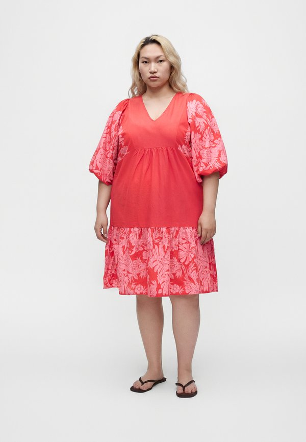 Vero Moda Curve VMCTIPPE TROPA - Day dress - poinsettia