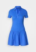 Blaues Polokleid mit kurzen Ärmeln, Kragen, V-Ausschnitt, tailliertem Oberteil und ausgestelltem, gerafftem Rock, mit kleinem Logo auf der Brust.