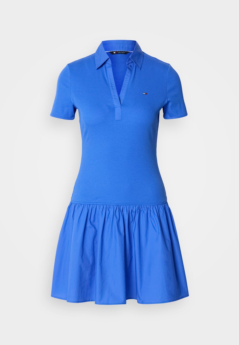 Blaues Polokleid mit kurzen Ärmeln, Kragen, V-Ausschnitt, tailliertem Oberteil und ausgestelltem, gerafftem Rock, mit kleinem Logo auf der Brust.